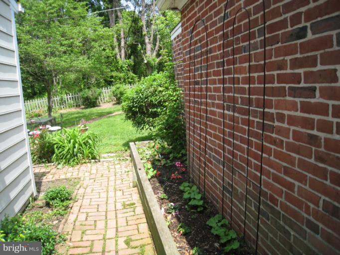 312 Alabama Road Towson, MD 21204 - Photo 8 of 30 Breezeway area
