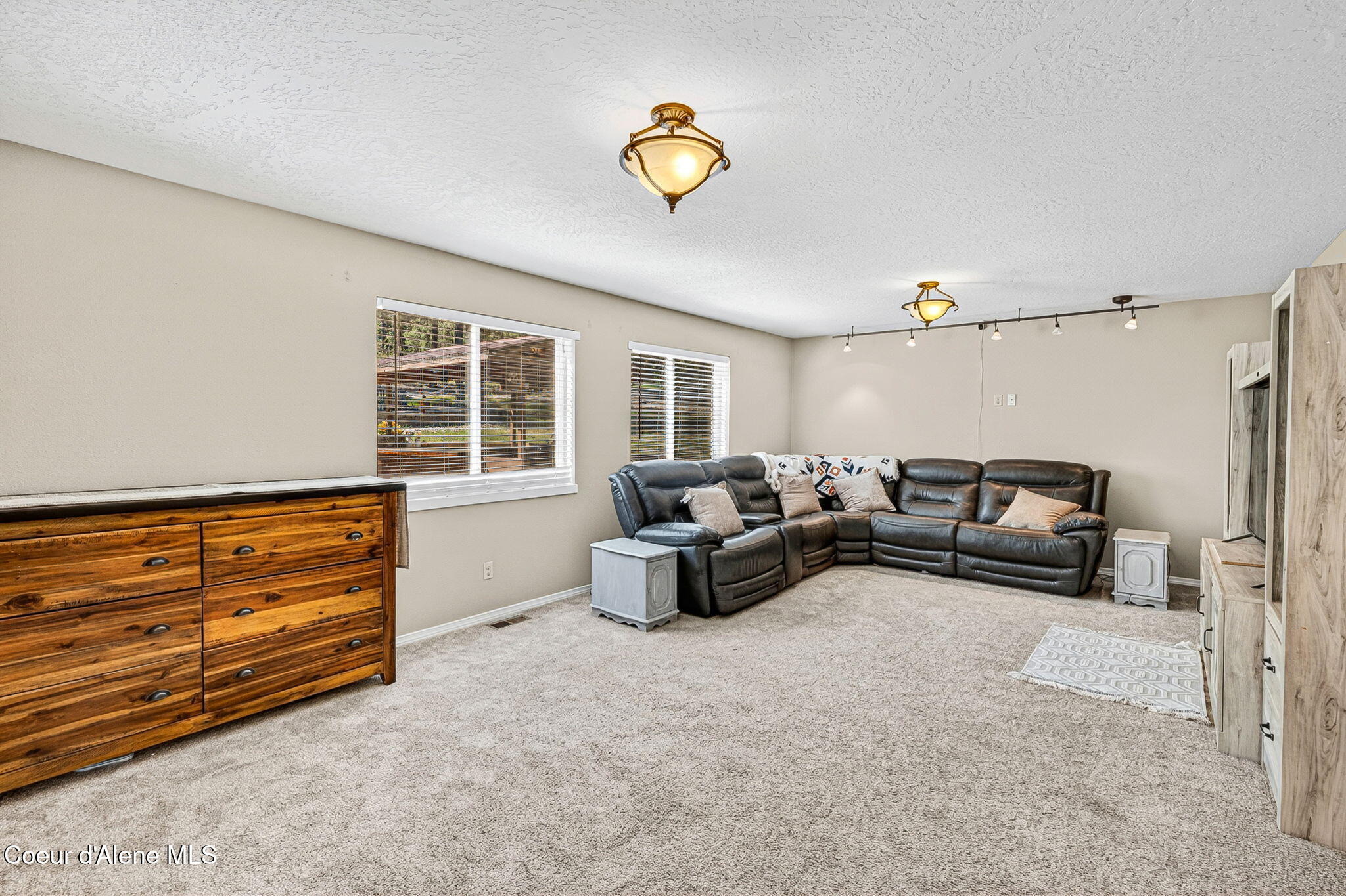 18341 West Highway 53 Rathdrum, ID 83858 - Photo 10 of 36 Family Room