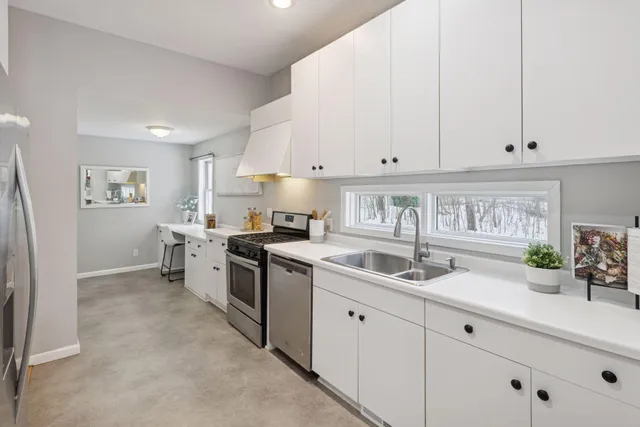 $385,000 | 520 Hanlon Avenue, Wayzata, MN 55391