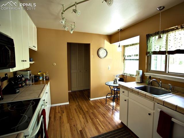 1539 West Cheyenne Road Colorado Springs, CO 80906 - Photo 7 of 29 Unit 1539 kitchen