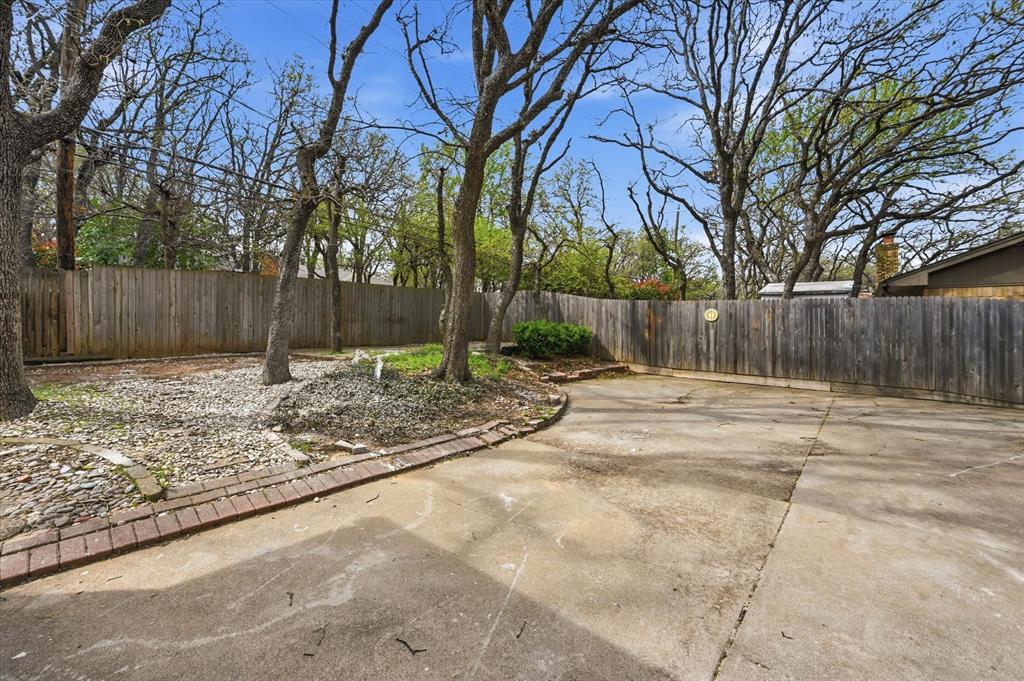 5808 Ridge Drive Arlington, TX 76016 - Photo 38 of 40 a backyard of a house
