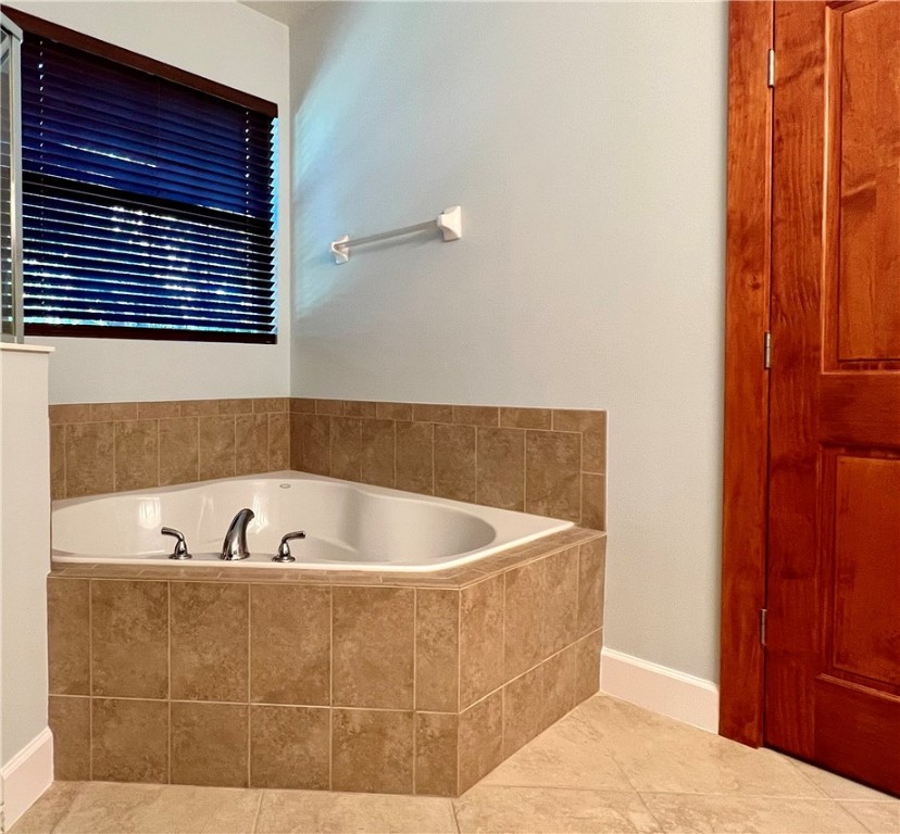 4231 Diamond Square Vero Beach, FL 32967 - Photo 20 of 28 a bath tub sitting next to a bathroom sink