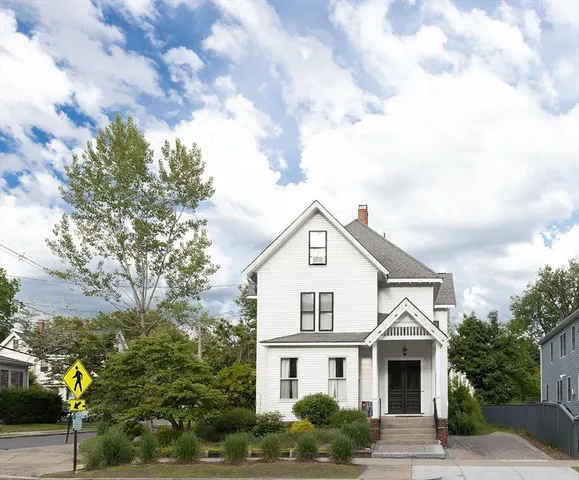 $2,550 | 209 Walnut Street, Unit 1, Newton, MA 02460