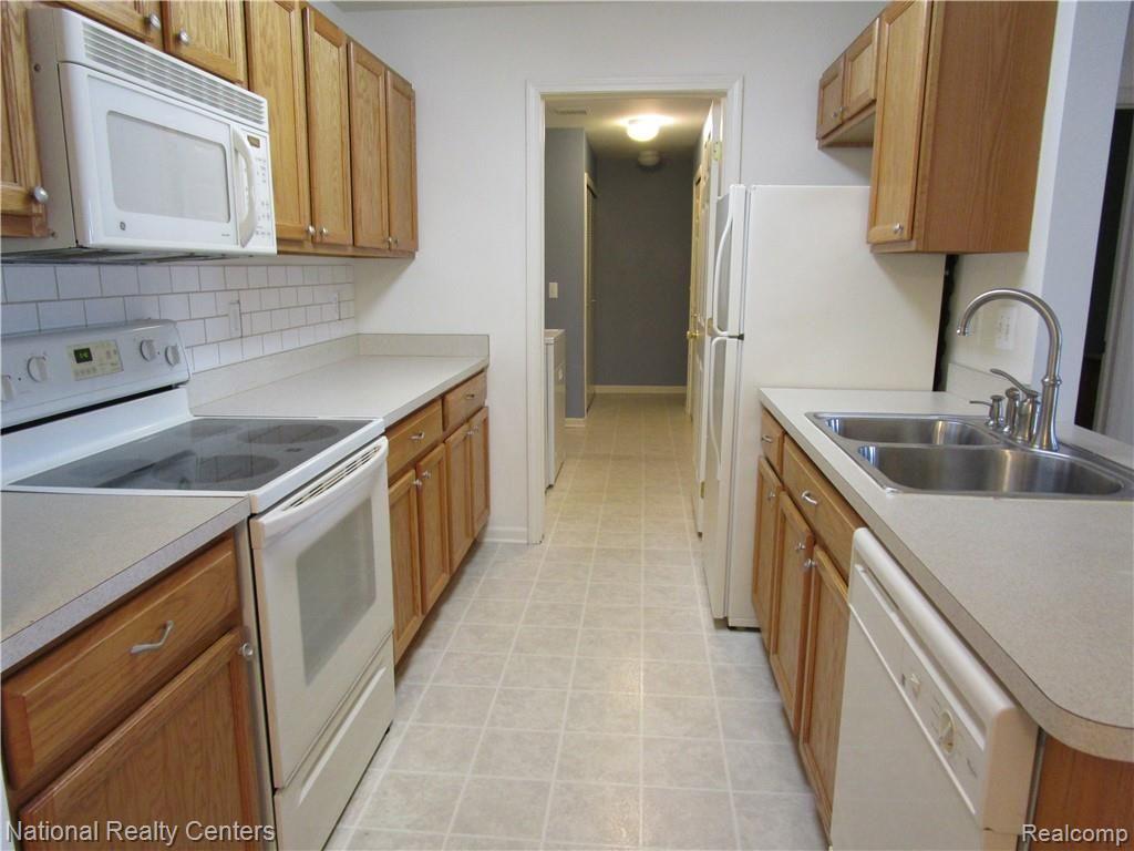 11722 Farmington Road Livonia, MI 48150 - Photo 9 of 15 Kitchen.JPG