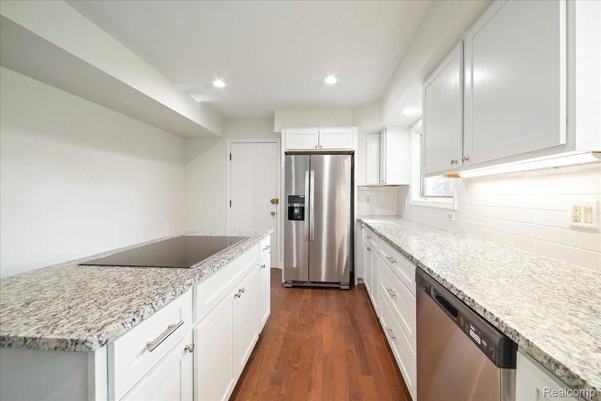 2235 West Maple Road Birmingham, MI 48009 - Photo 6 of 33 13-Kitchen.jpg