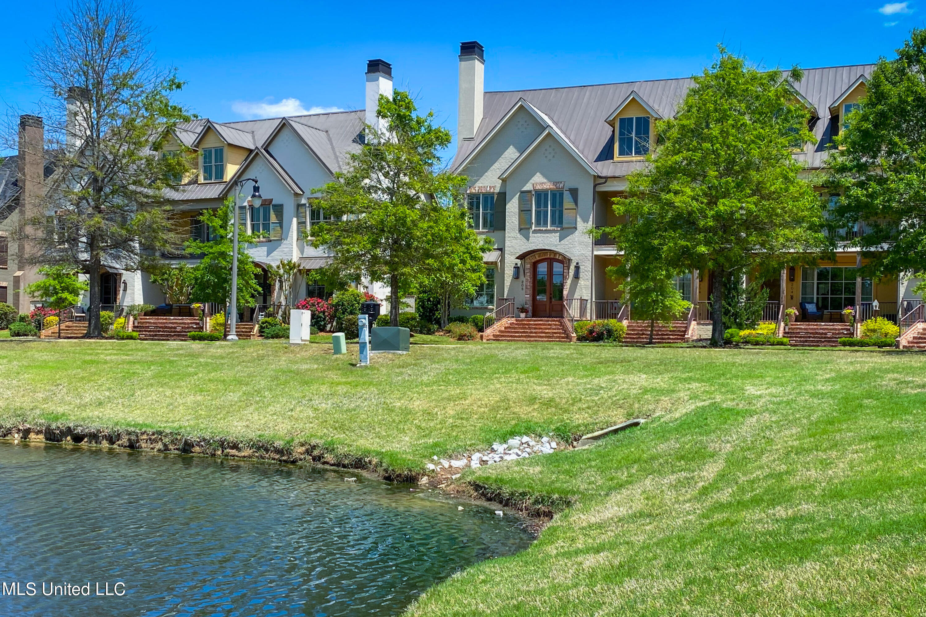 208 Eastpark Street Ridgeland, MS 39157 - Photo 3 of 60 Lakefront property!