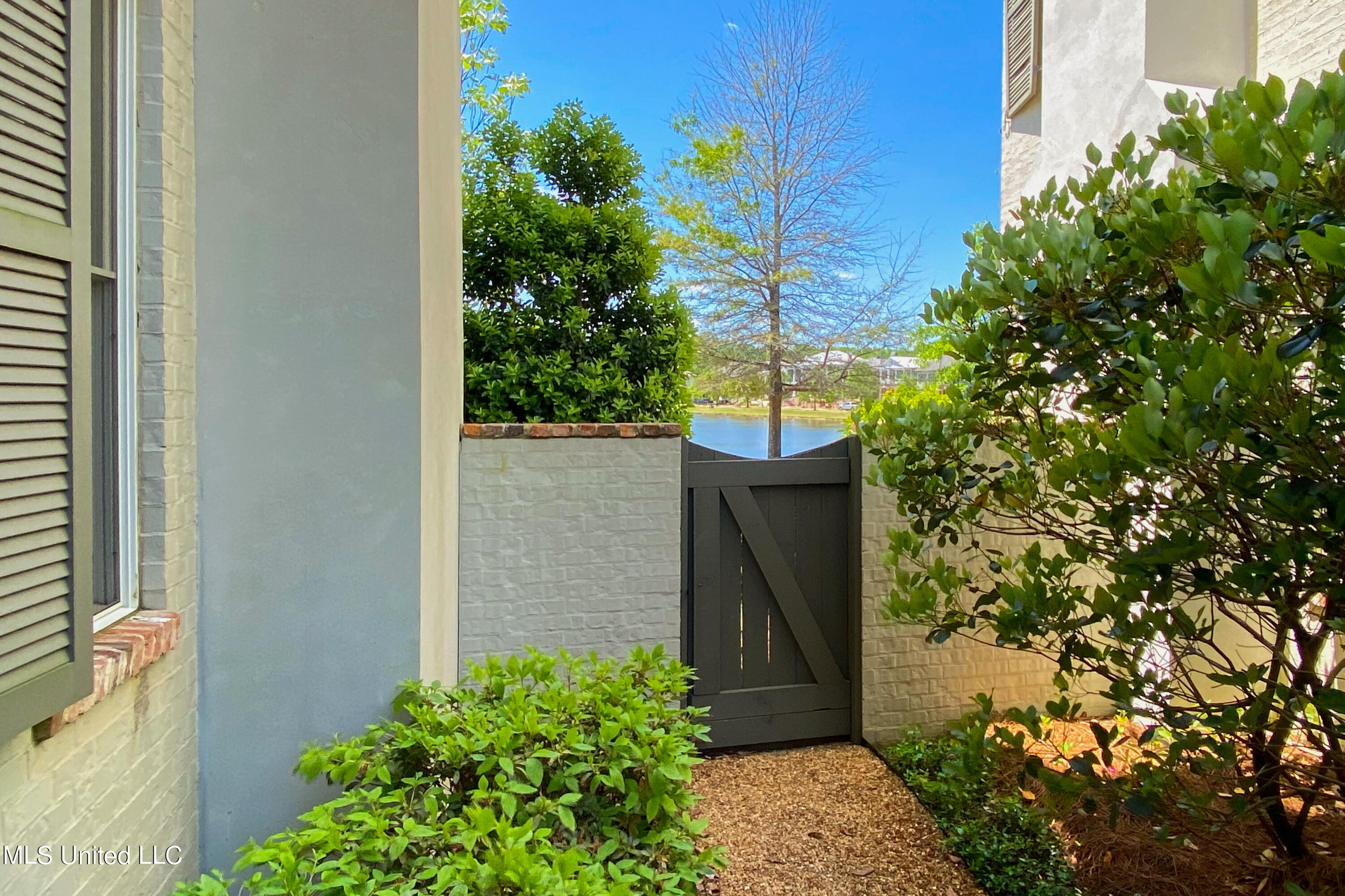 208 Eastpark Street Ridgeland, MS 39157 - Photo 51 of 60 Access to the front yard