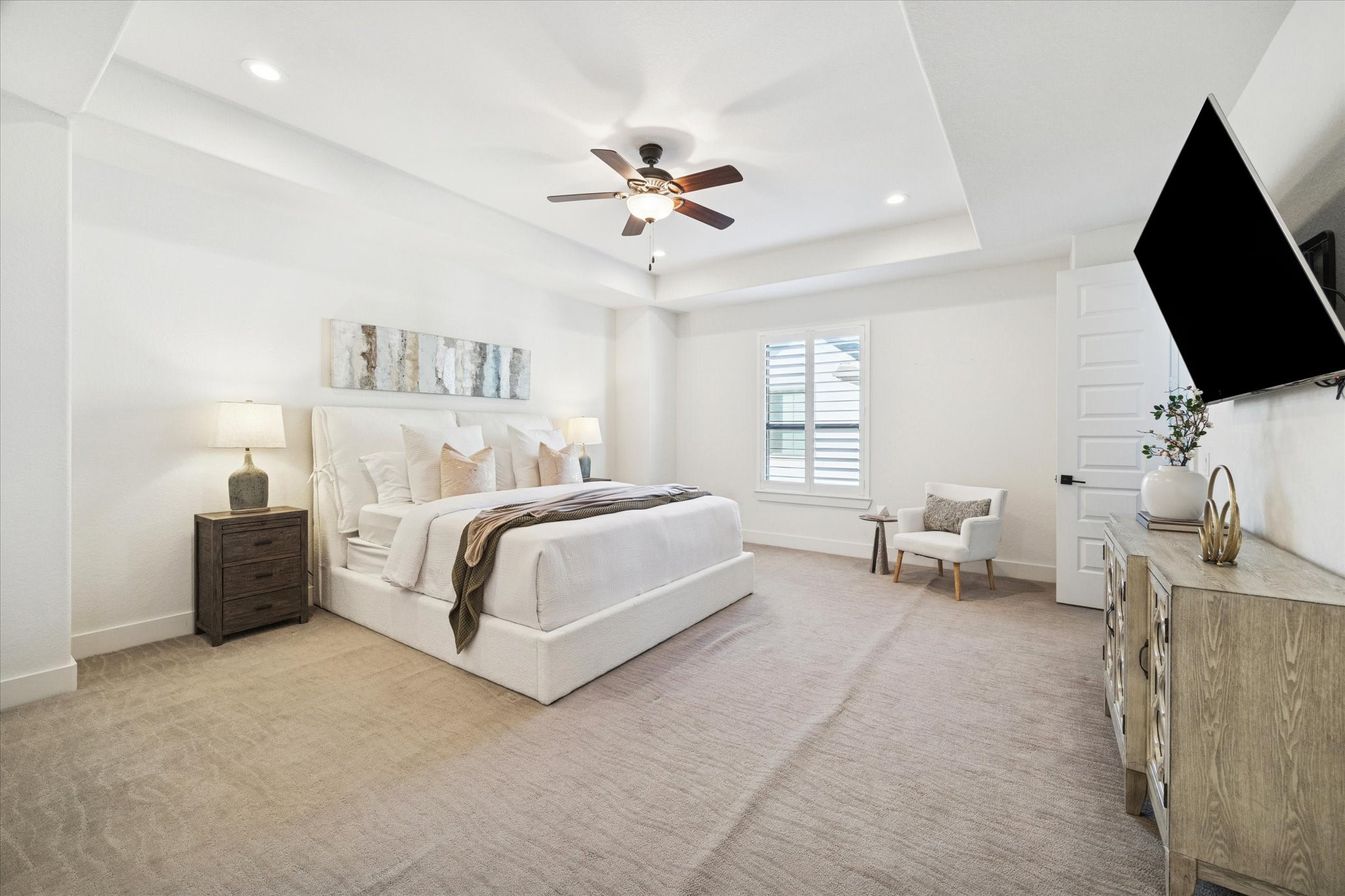 1122 Thompson Street Houston, TX 77007 - Photo 16 of 25 a bedroom with bed tv and window