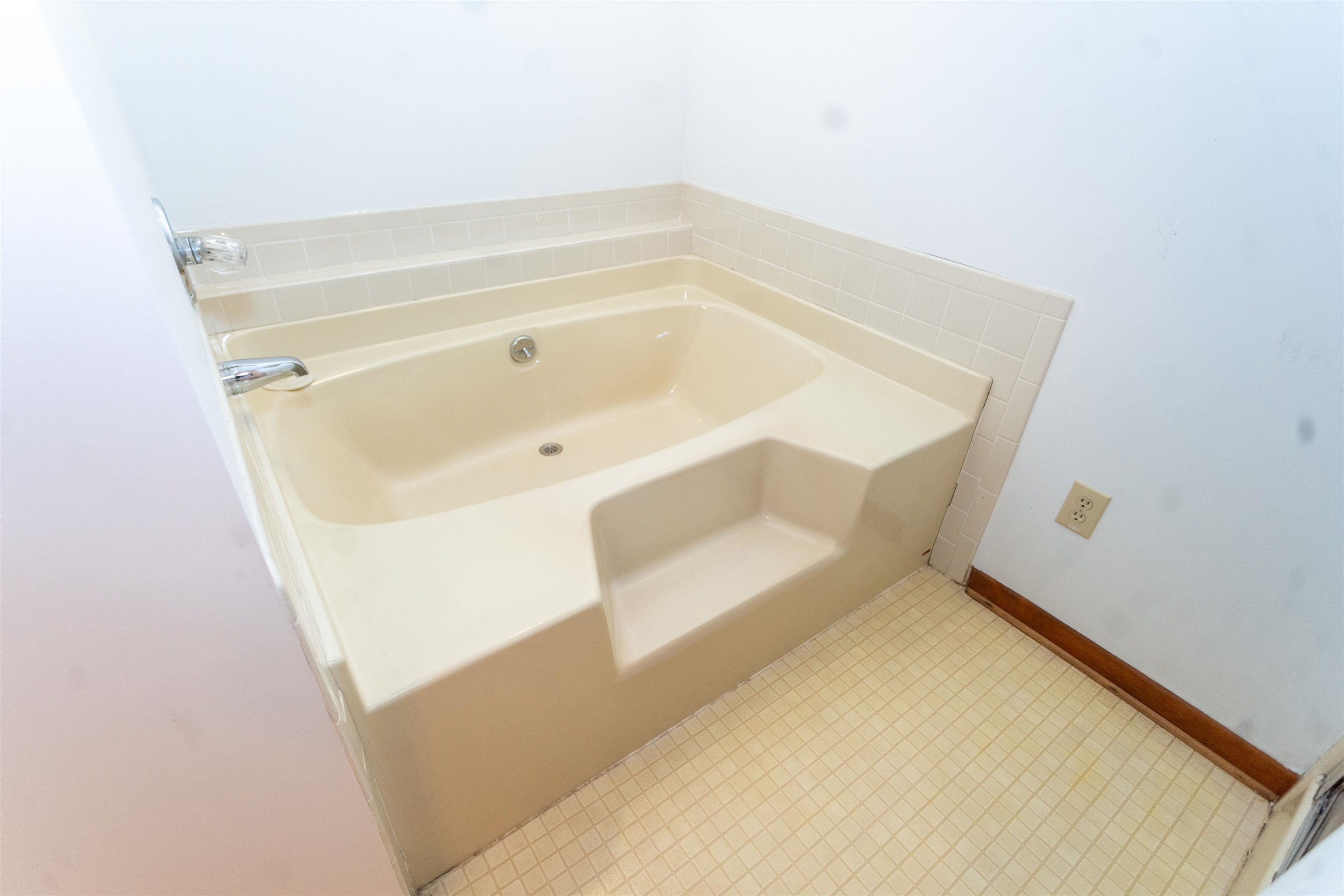 7816 Netherlands Drive Raleigh, NC 27606 - Photo 34 of 60 a bathroom with a bathtub