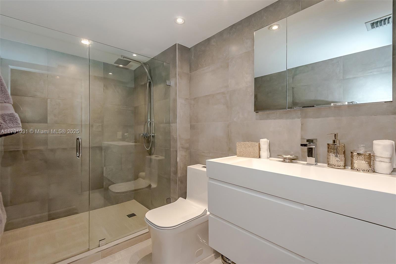 90 Alton Road, Unit 2410 Miami Beach, FL 33139 - Photo 16 of 27