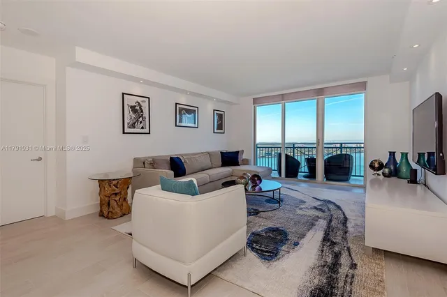 $8,000 | 90 Alton Road, Unit 2410, Miami Beach, FL 33139