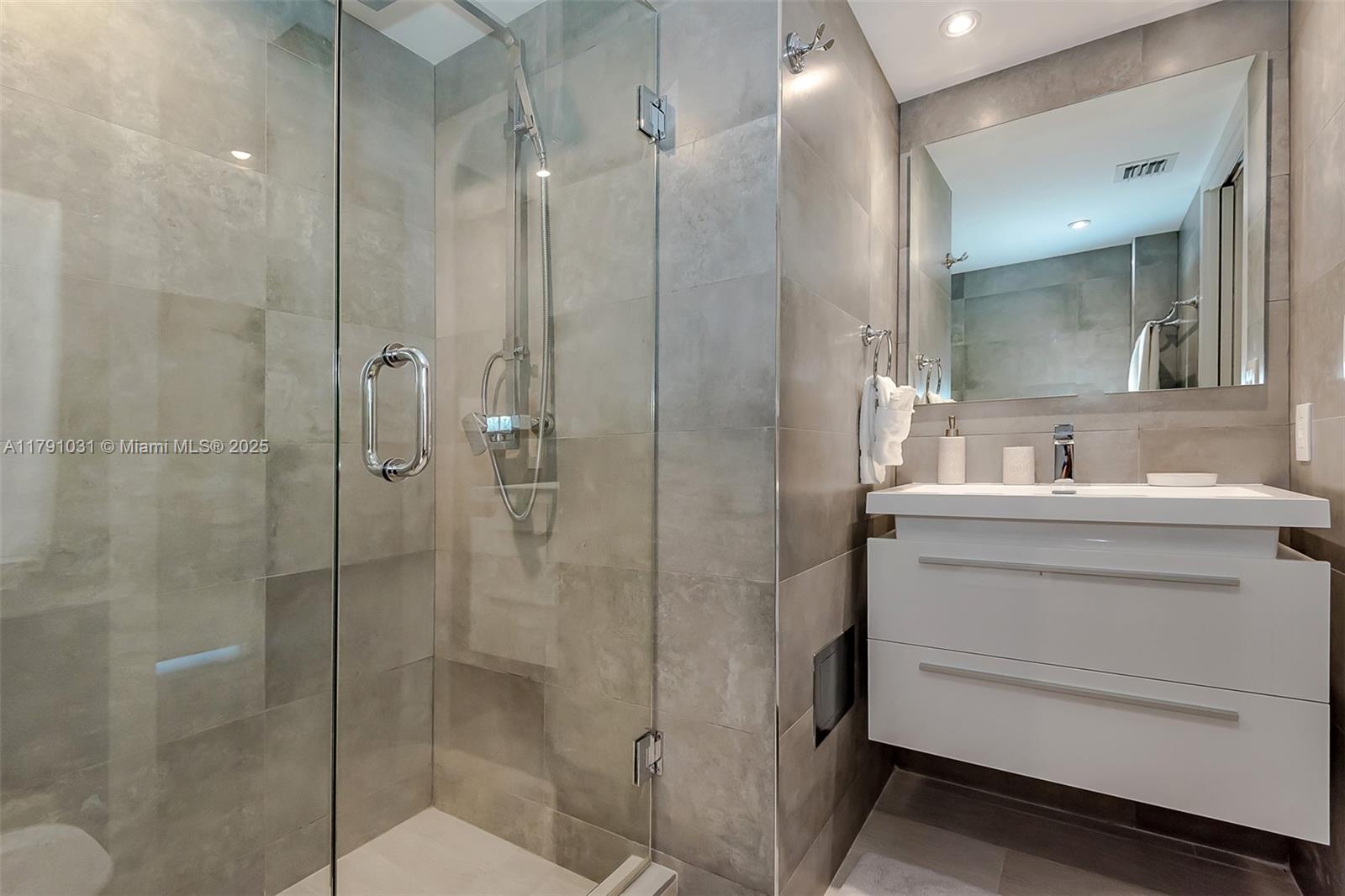 90 Alton Road, Unit 2410 Miami Beach, FL 33139 - Photo 22 of 27