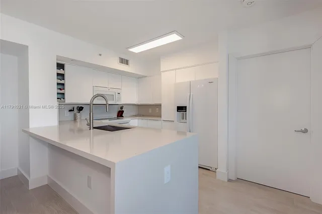 $8,000 | 90 Alton Road, Unit 2410, Miami Beach, FL 33139