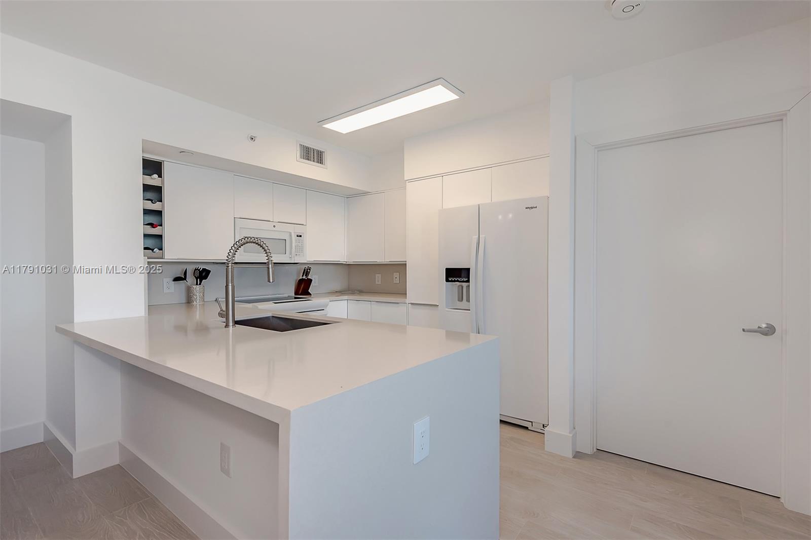 90 Alton Road, Unit 2410 Miami Beach, FL 33139 - Photo 8 of 27