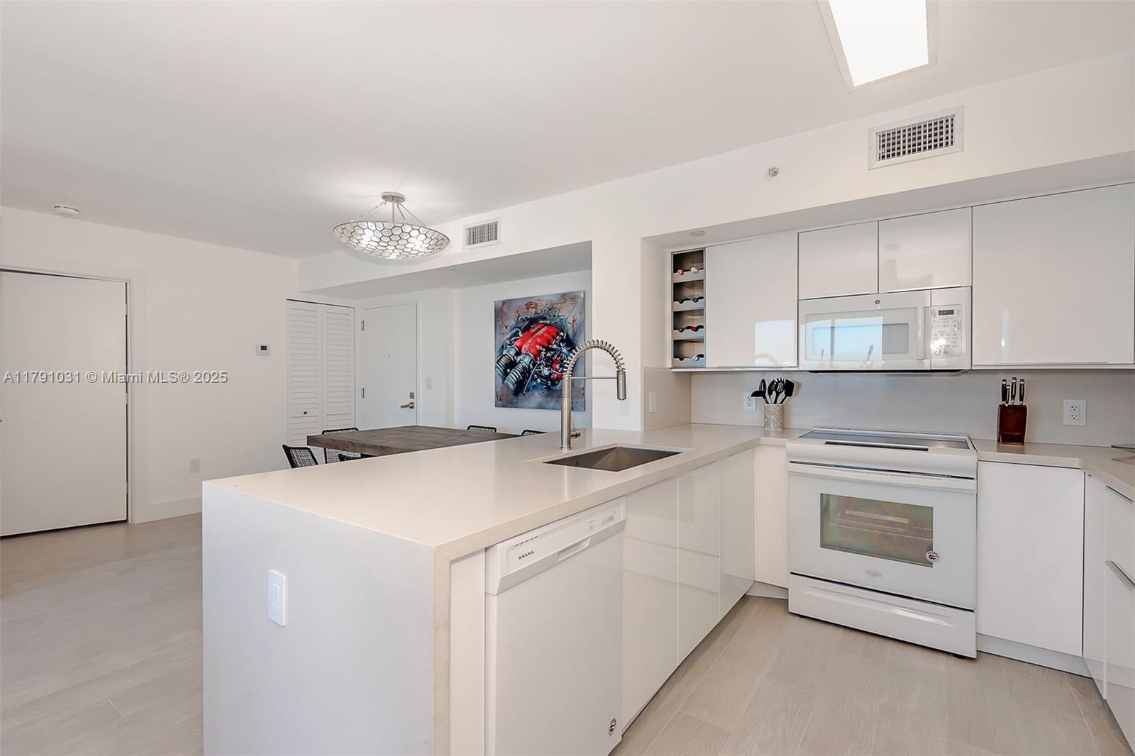 90 Alton Road, Unit 2410 Miami Beach, FL 33139 - Photo 10 of 27