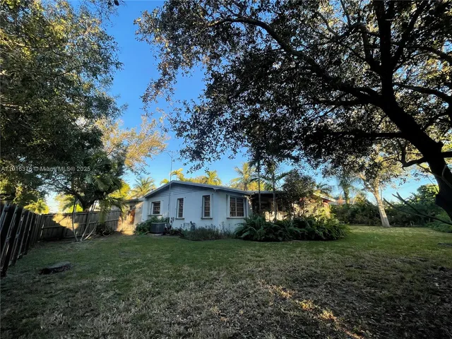 a view of a house with yard and tree s
