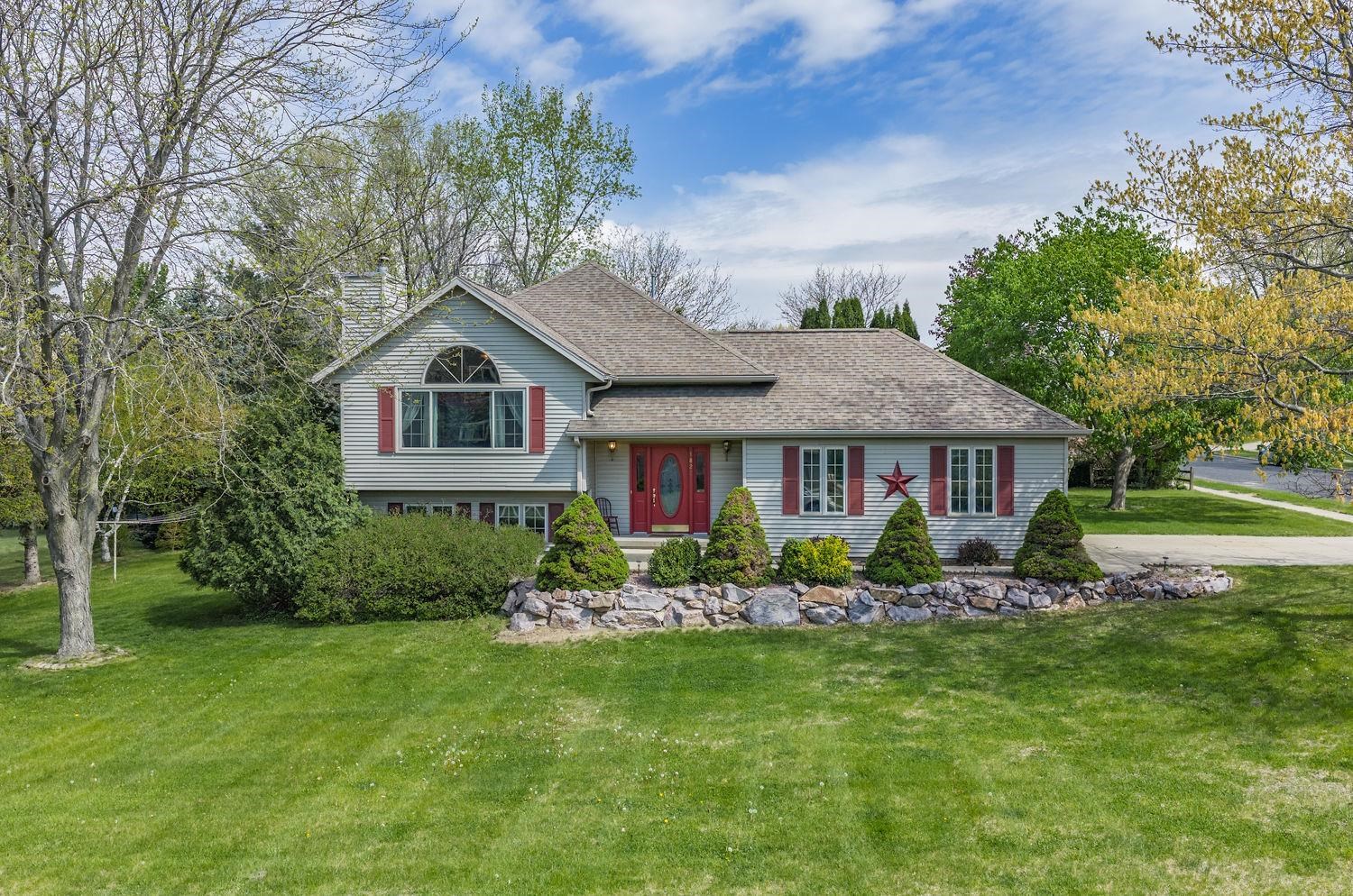 1827 Huntington Park Drive Reedsburg, WI 53959 - Photo 3 of 38
