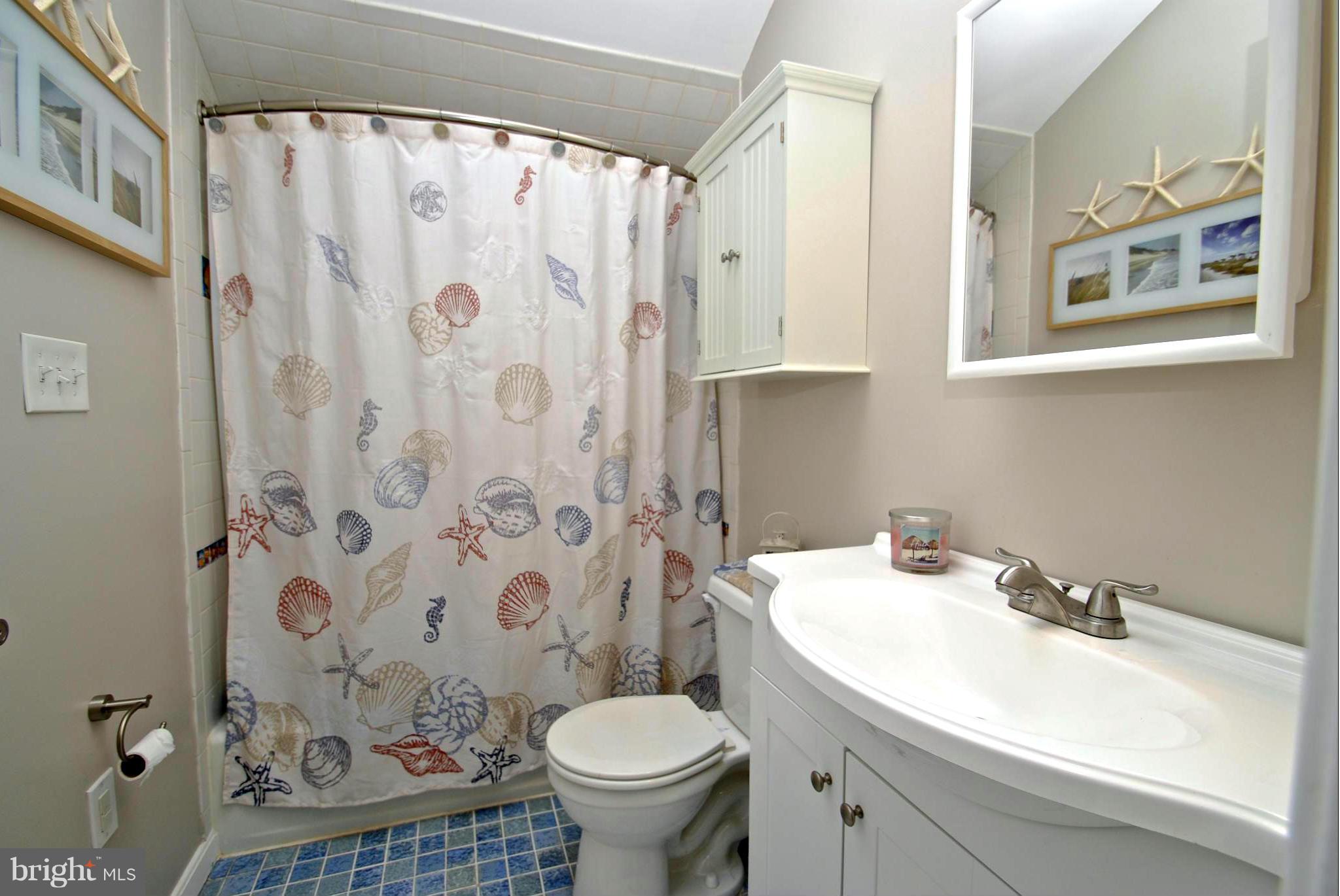 8366 Country Life Road Pasadena, MD 21122 - Photo 23 of 30 Attractively Appointed Upper Full Bath