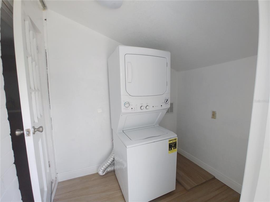 608 Southeast 30th Avenue Ocala, FL 34471 - Photo 9 of 10 a utility room with dryer and washer