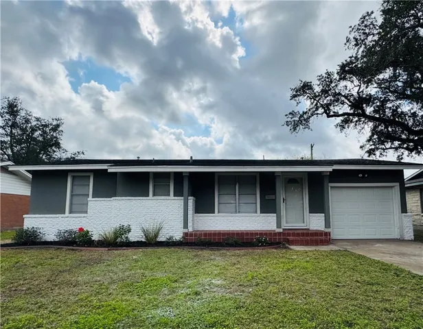 $229,900 | 364 Woodlawn Street, Sinton, TX 78387
