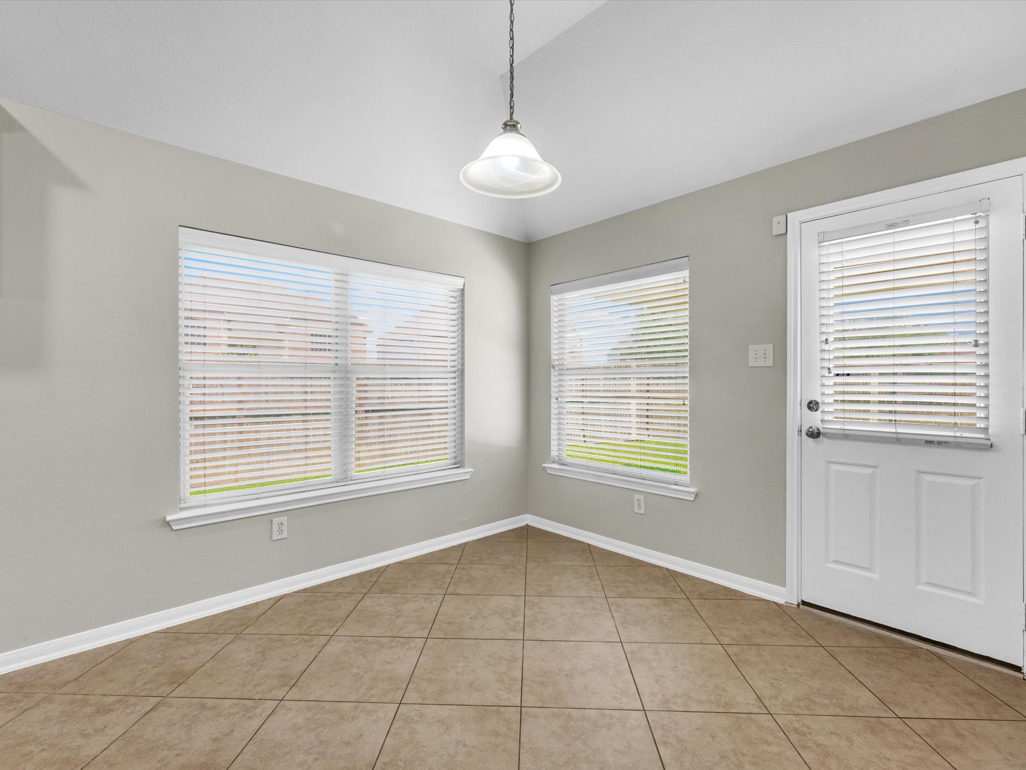 5122 Dripping Spring Avenue Baytown, TX 77523 - Photo 21 of 33 Large breakfast area that can host a dining table with ease.