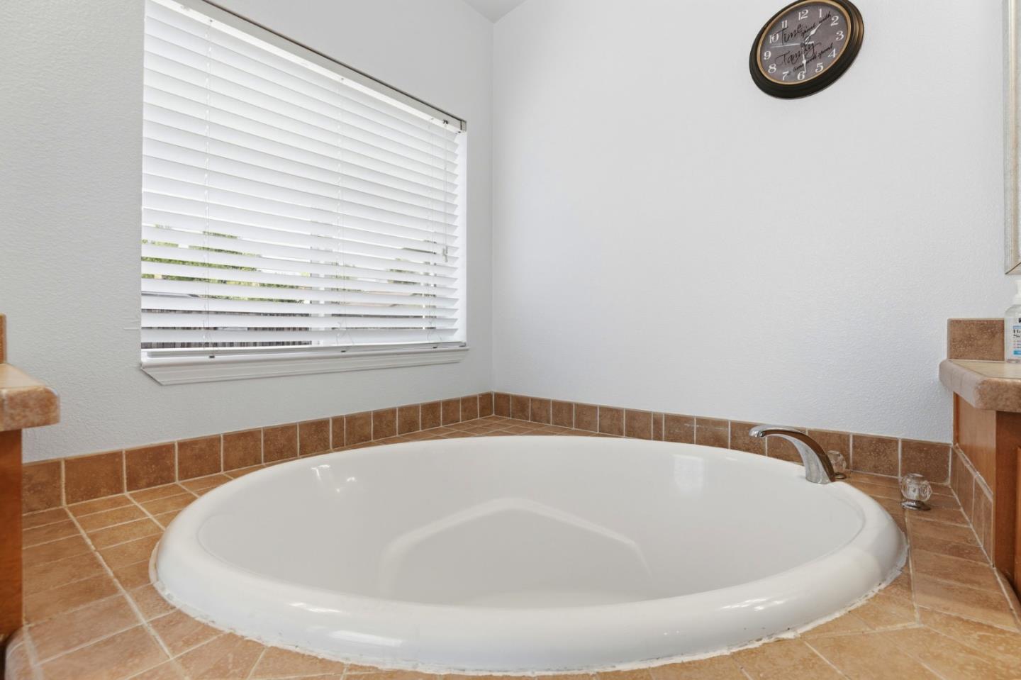 500 West 10th Street, Unit 119 Gilroy, CA 95020 - Photo 16 of 27 a bathroom with a bathtub and a window