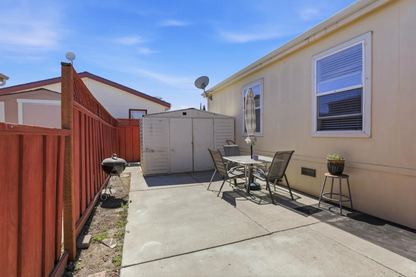 500 West 10th Street, Unit 119 Gilroy, CA 95020 - Photo 22 of 27 a backyard of a house with table and chairs