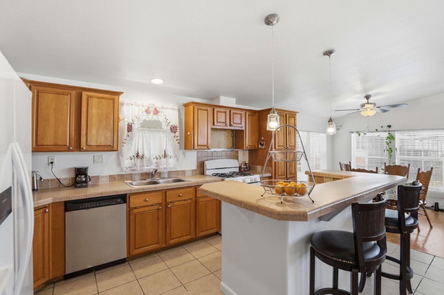 500 West 10th Street, Unit 119 Gilroy, CA 95020 - Photo 7 of 27 a kitchen with a sink and cabinets