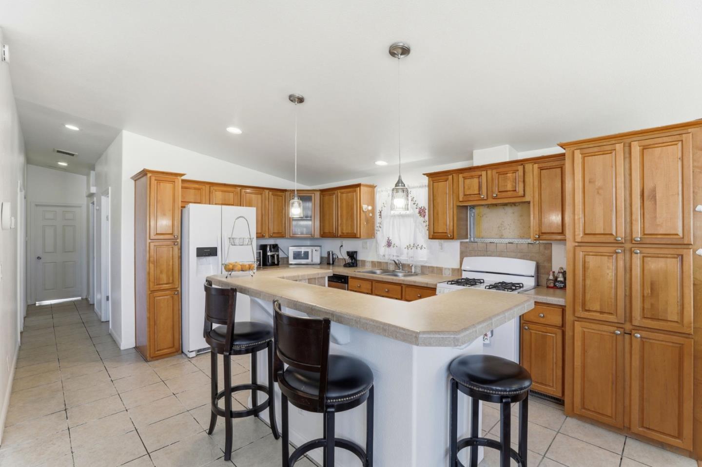 500 West 10th Street, Unit 119 Gilroy, CA 95020 - Photo 8 of 27 a kitchen with a table and chairs