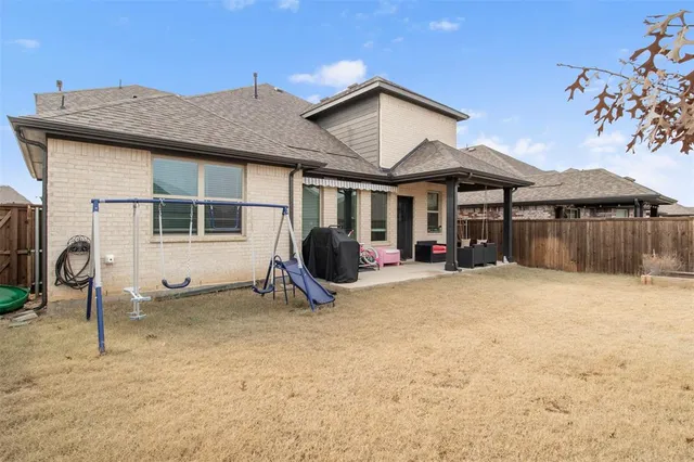 a view of a house with backyard