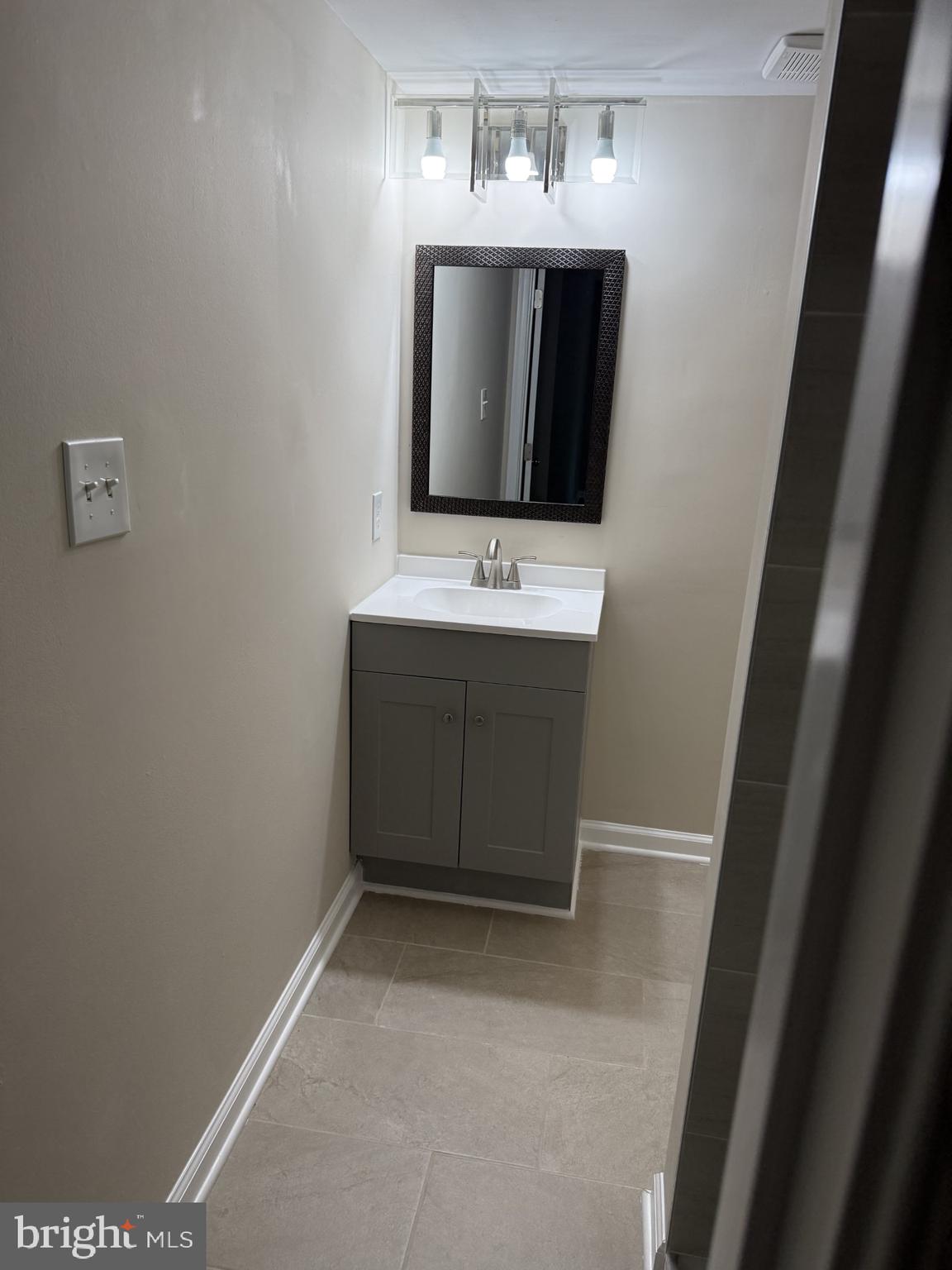 18724 Walkers Choice Road, Unit 2 Montgomery Village, MD 20886 - Photo 13 of 19 Full Bathroom