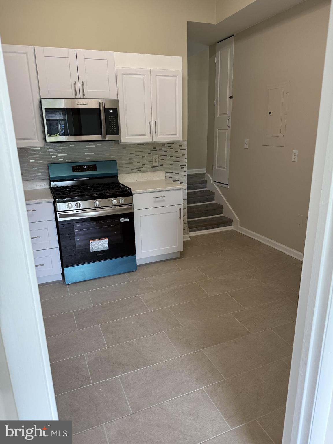 18724 Walkers Choice Road, Unit 2 Montgomery Village, MD 20886 - Photo 8 of 19 Kitchen with Range