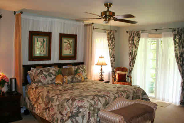6668 Puupilo Road Kapaa, HI 96746 - Photo 4 of 23 a bedroom with a bed and a chandelier