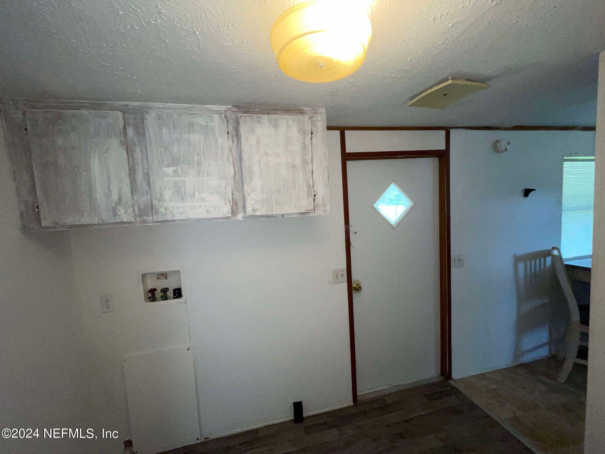 12550 Southeast 55th Place Starke, FL 32091 - Photo 20 of 29 a view of an empty room with closet and mirror