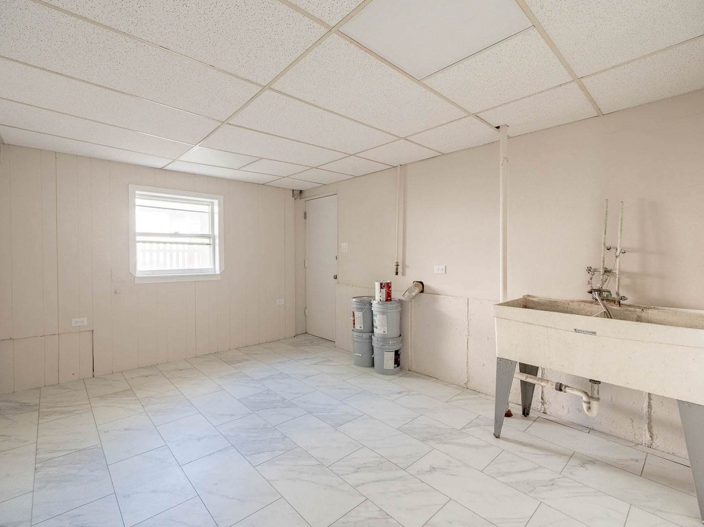 7104 Blackburn Avenue Downers Grove, IL 60516 - Photo 14 of 17 a view of a room and workspace