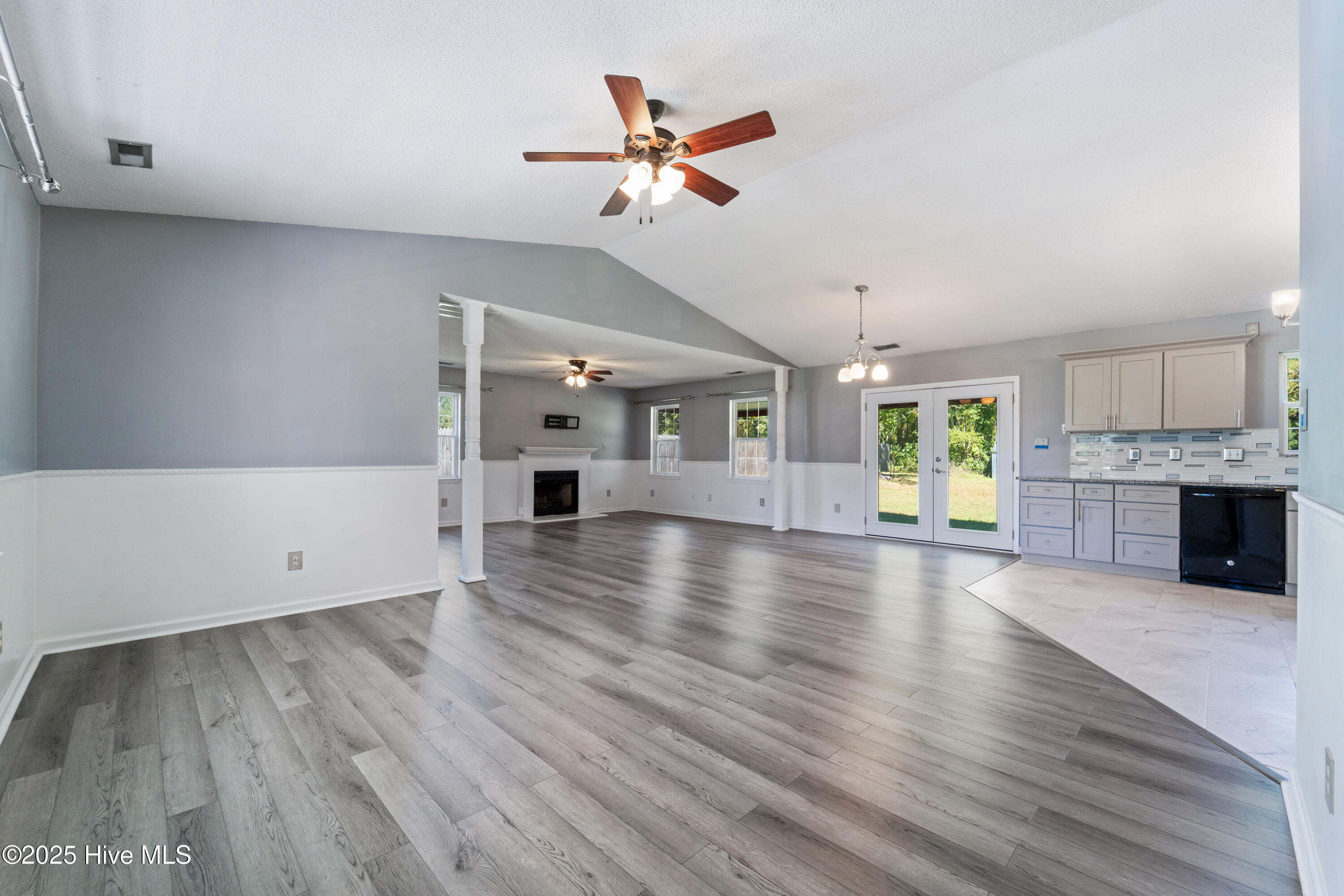 108 Howell Drive Jacksonville, NC 28540 - Photo 3 of 21 Living Room
