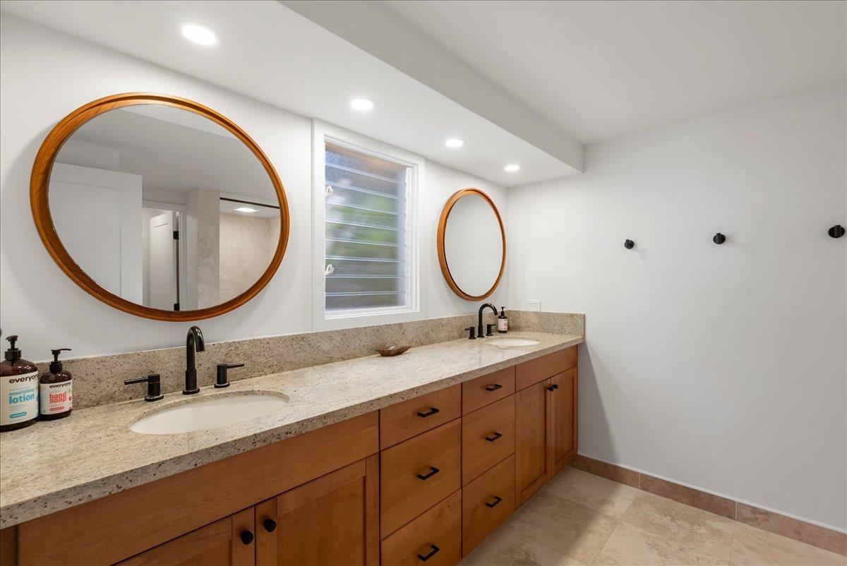 20 Hui Road East, Unit 37 Lahaina, HI 96761 - Photo 26 of 39 a bathroom with 2 sink and a mirror