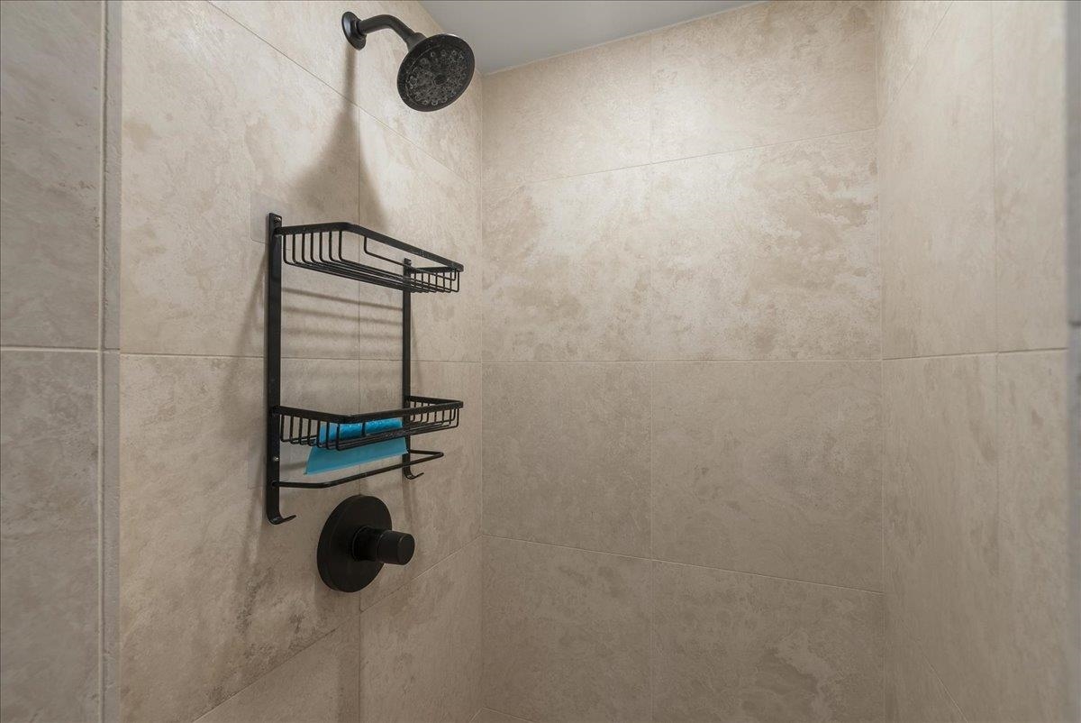 20 Hui Road East, Unit 37 Lahaina, HI 96761 - Photo 31 of 39 a bathroom with a shower