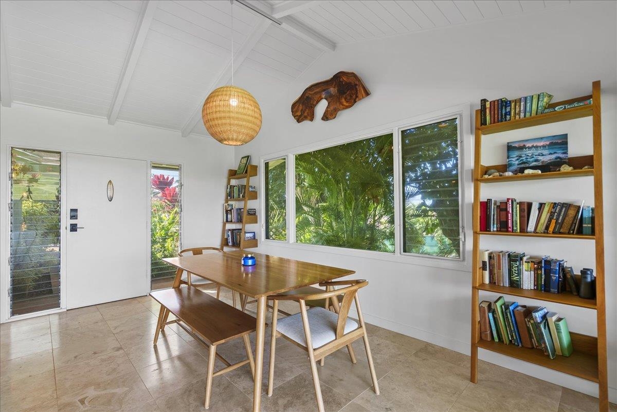 20 Hui Road East, Unit 37 Lahaina, HI 96761 - Photo 4 of 39 a table and chairs in a room