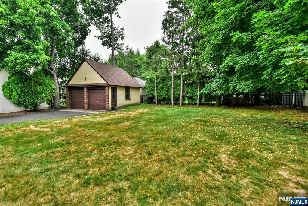255 Pearsall Avenue Ridgewood, NJ 07450 - Photo 33 of 39