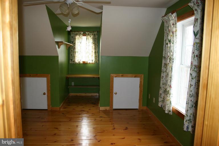 93 Parna Road Linden, VA 22642 - Photo 5 of 29 Bedroom