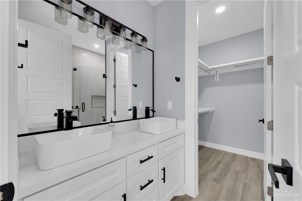600 West Seminole Avenue Pharr, TX 78577 - Photo 9 of 17 a bathroom with a tub sink and mirror