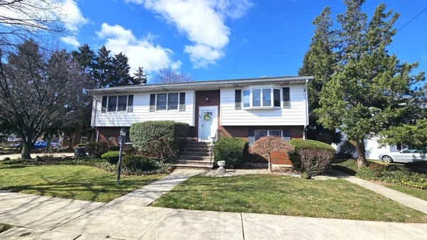 $850,000 | 24 Valley Court, Secaucus, NJ 07094