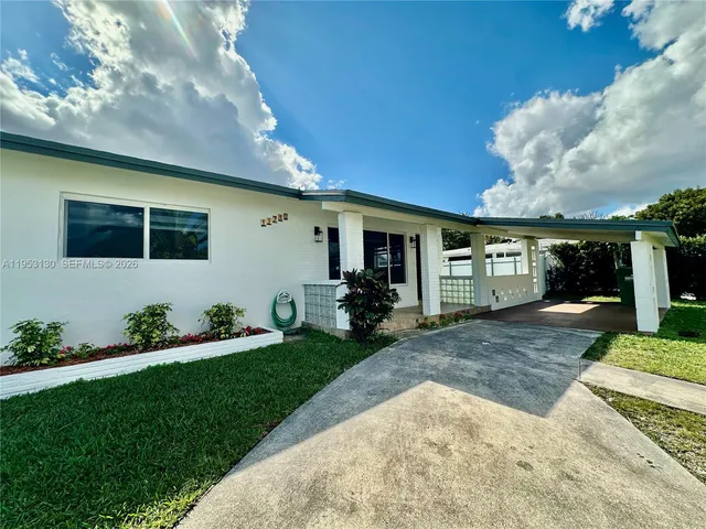 a view of a house with backyard and garden