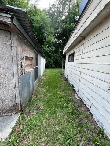 a view of a backyard