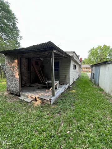 a view of a house with backyard
