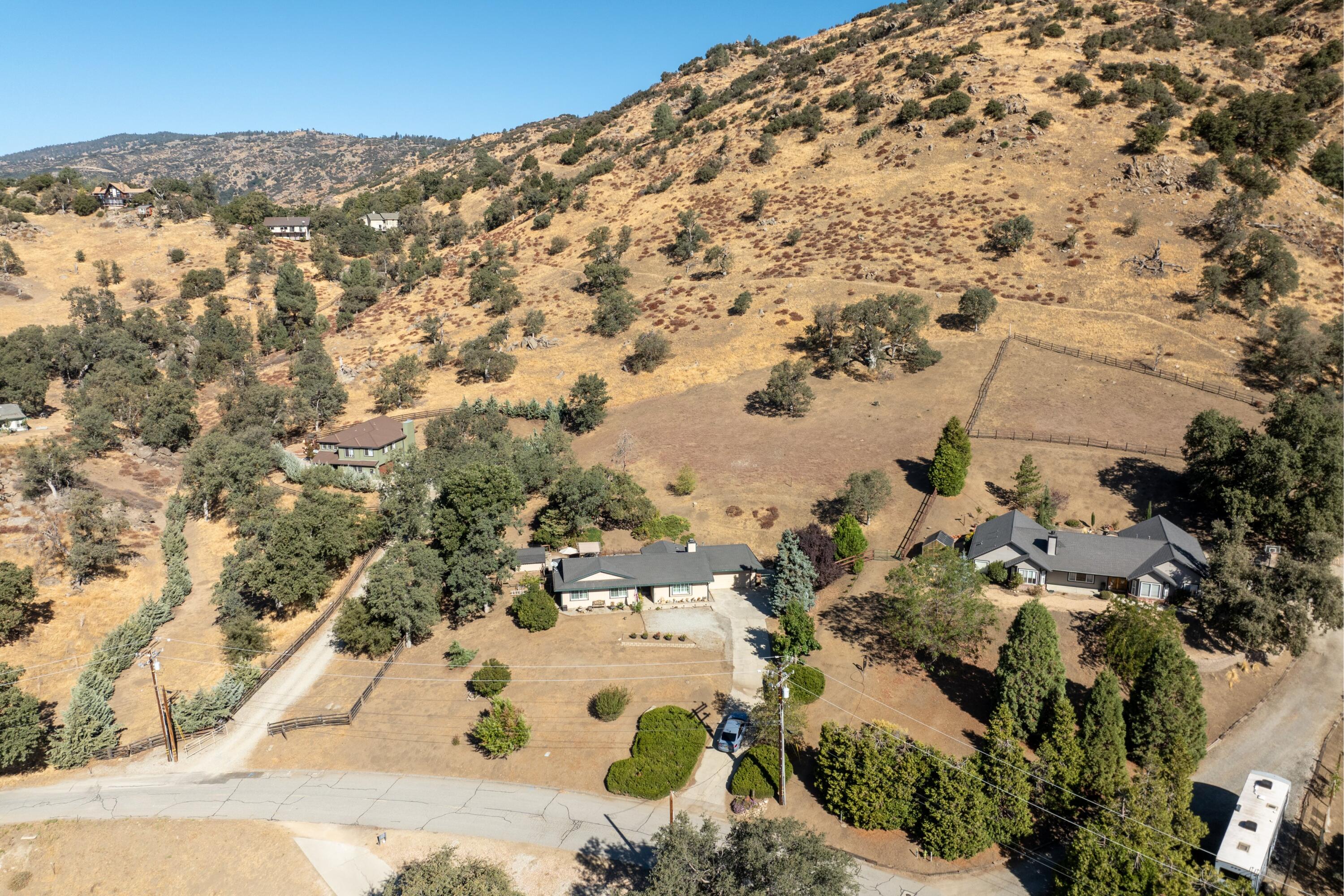 25801 Cumberland Road Tehachapi, CA 93561 - Photo 27 of 35 an aerial view of houses with trees