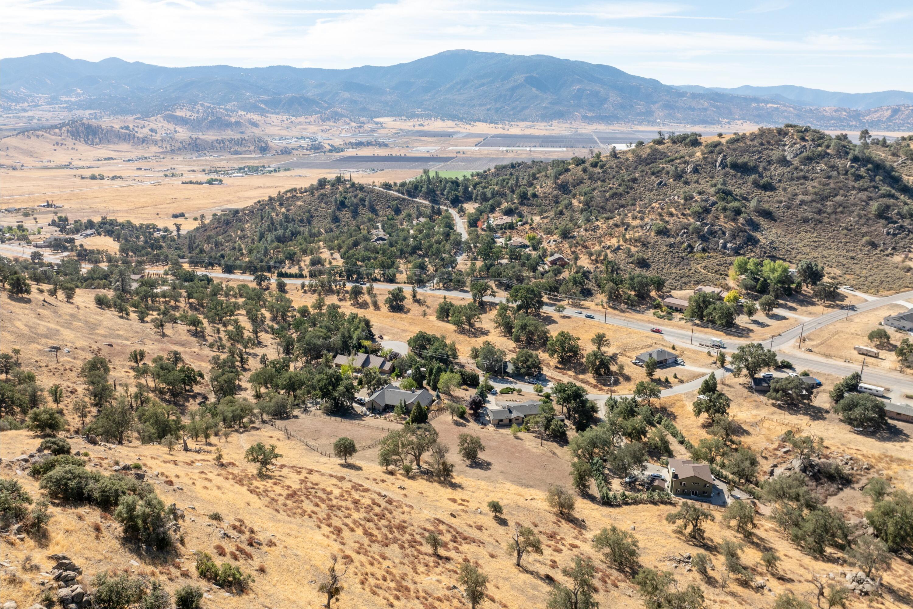 25801 Cumberland Road Tehachapi, CA 93561 - Photo 32 of 35 a view of lake and mountain