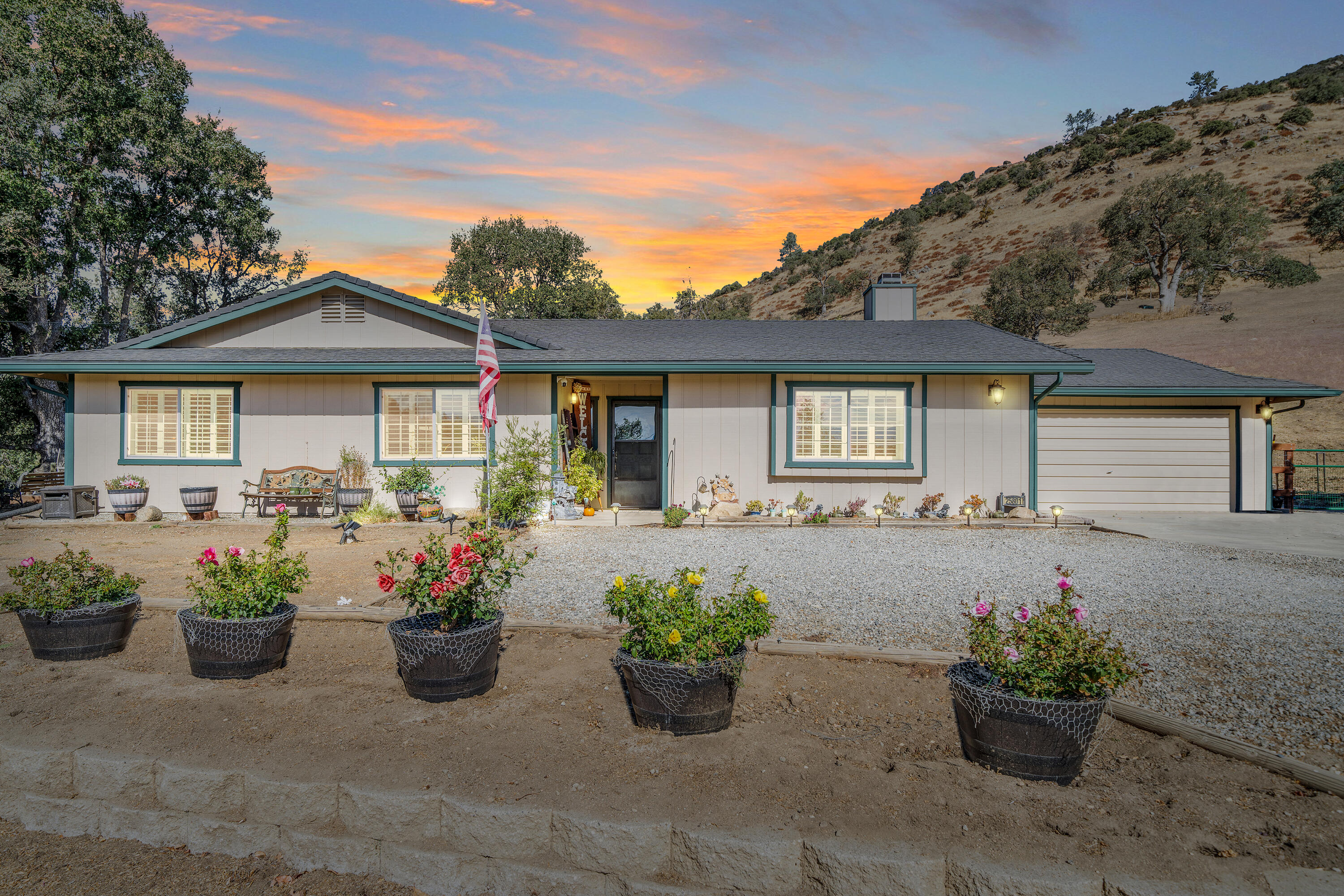 25801 Cumberland Road Tehachapi, CA 93561 - Photo 35 of 35 a front view of a house with a garden