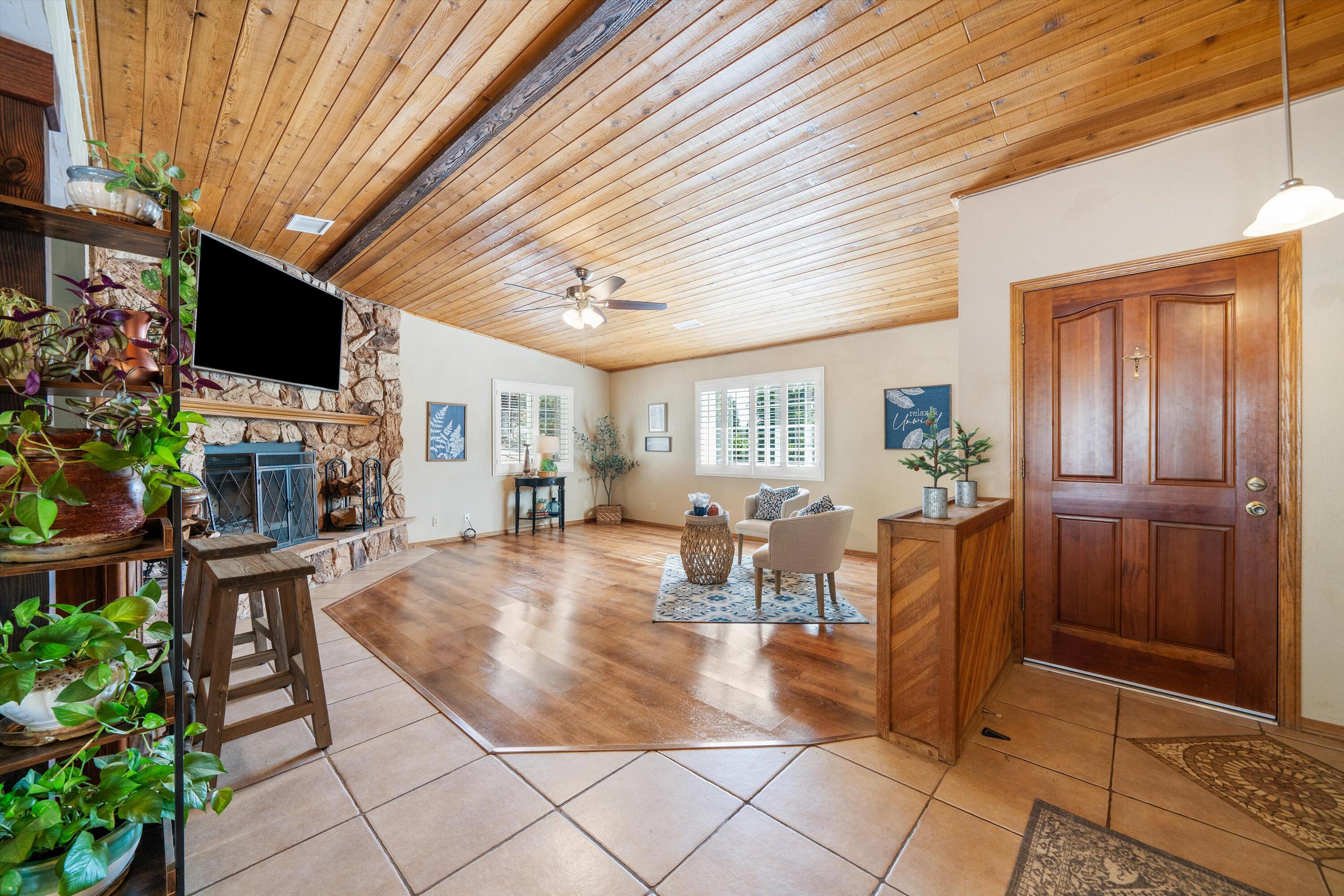 25801 Cumberland Road Tehachapi, CA 93561 - Photo 4 of 35 a view of a dining room with furniture and a potted plant